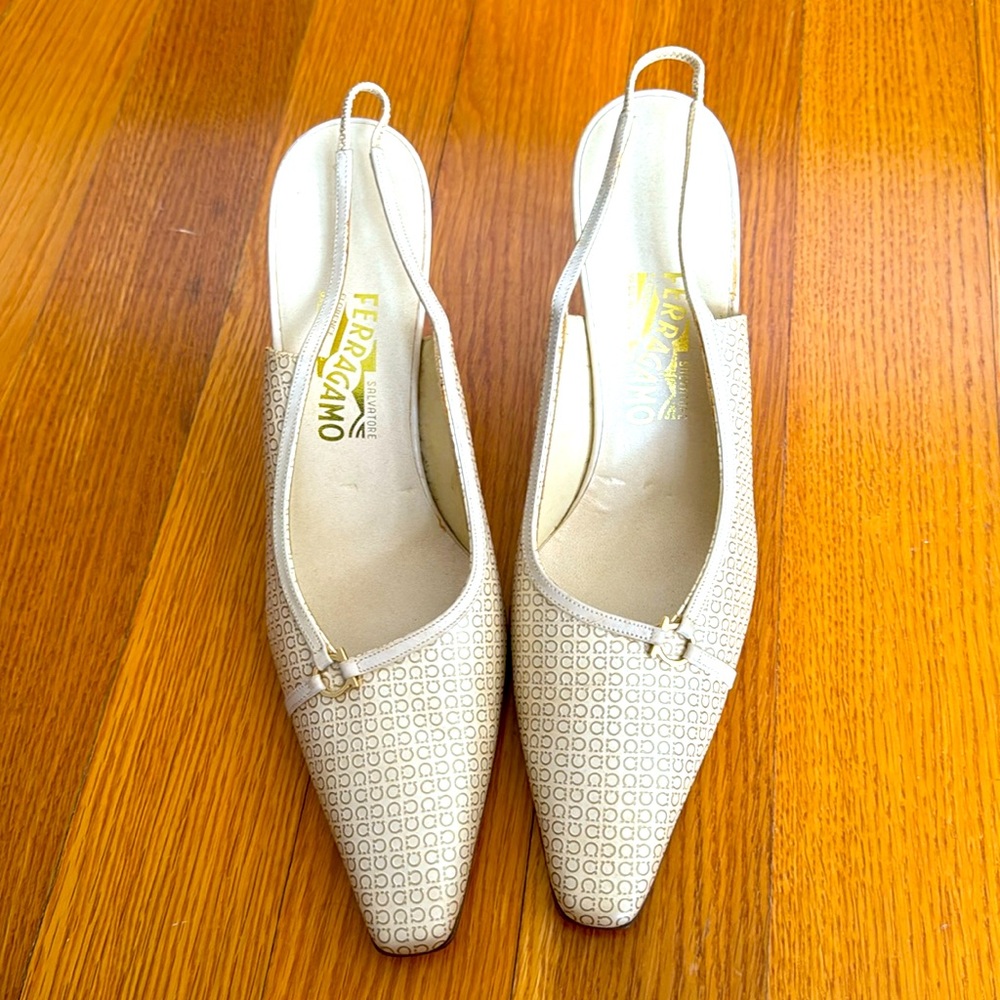 Ferragamo white and gold heeled short heel pumps